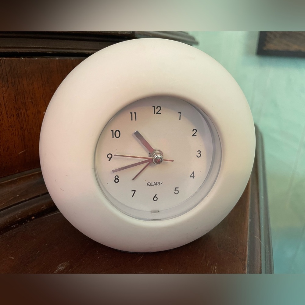 Clock for the desk or night stand, white WORKS